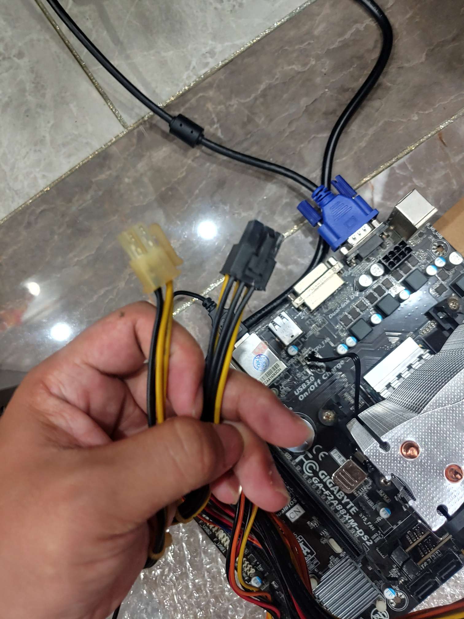 这两个哪个接cpu供电 第3张插图